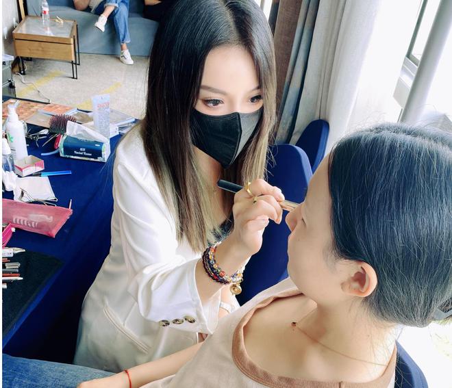 李爱：以自信为笔勾勒自然之美pg电子试玩入口夜校化妆导师