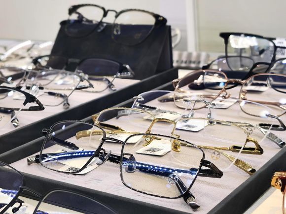 福音：赤峰配眼镜这家店款式多到爆！pg电子免费模拟器镜框选择困难症的(图2)